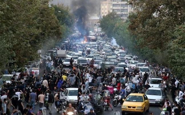 Protestas en Irán por la muerte de Mahsa Amini. Protestas en Irán por la muerte de Mahsa Amini.