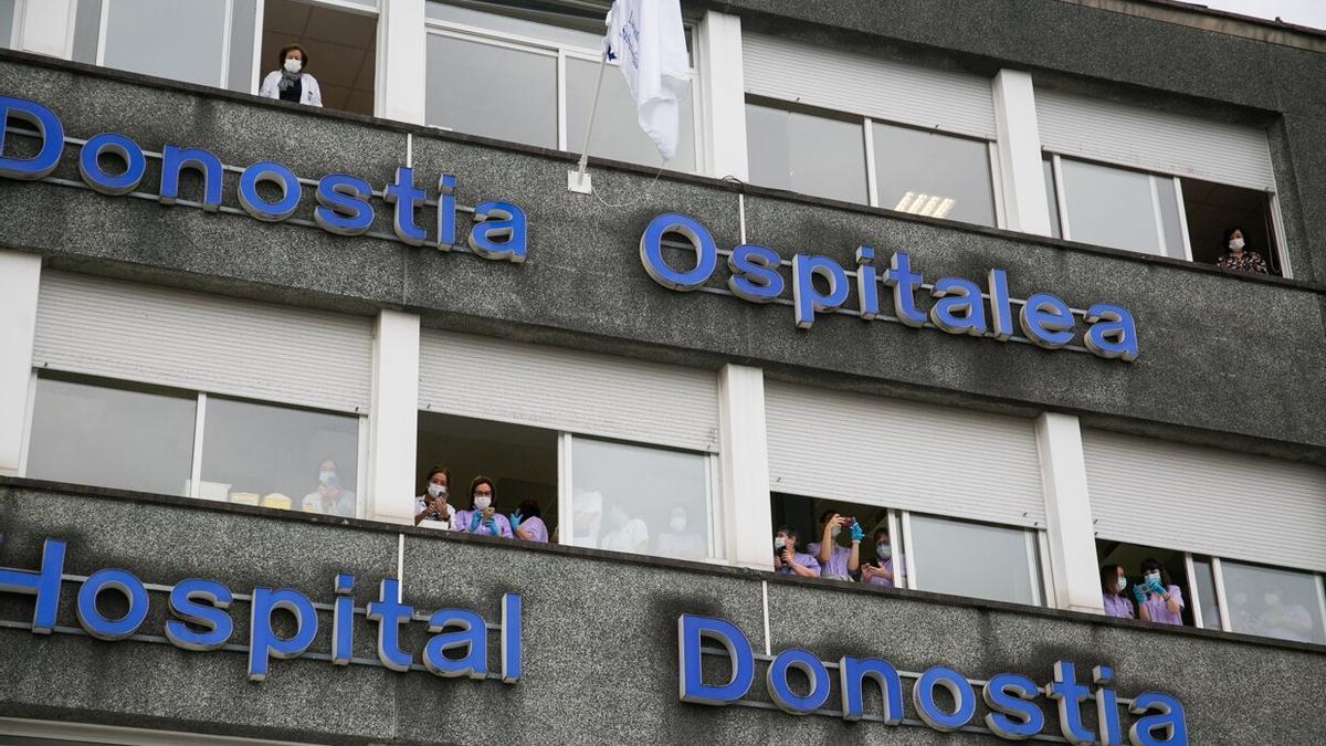 Sanitarios del Hospital Donostia salen para ver el homenaje de la Real ofreciendo la Copa