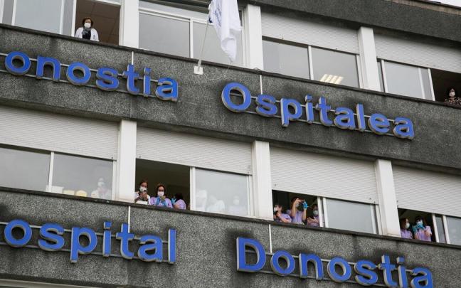 Sanitarios del Hospital Donostia salen para ver el homenaje de la Real ofreciendo la Copa