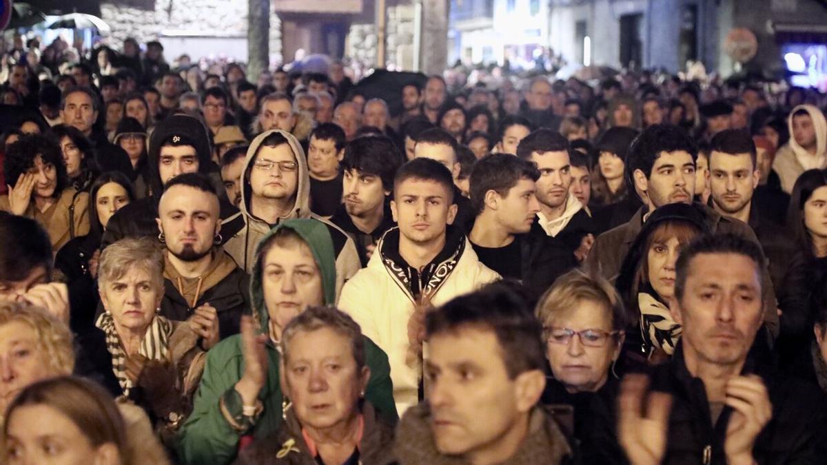 Cientos de personas en la plaza consistorial de Hernani el pasado 29 de diciembre, durante el homenaje a Lukas Agirre, apuñalado mortalmente el día de Navidad.