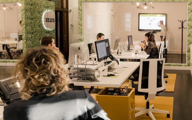 Interior de la oficina de la Fundación Puntueus ubicada en Elgoibar