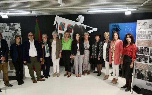 Las tres comisarias de la exposici&oacute;n 'EAB 100 urte. Emakumeak Aberria eginez', junto a parte de los y las representantes institucionales que han acudido a la inauguraci&oacute;n
