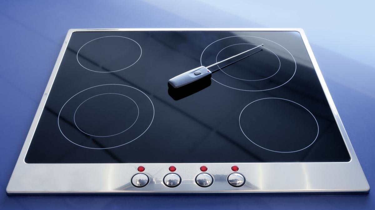 Moderna cocina con placas vitrocerámicas y de inducción.