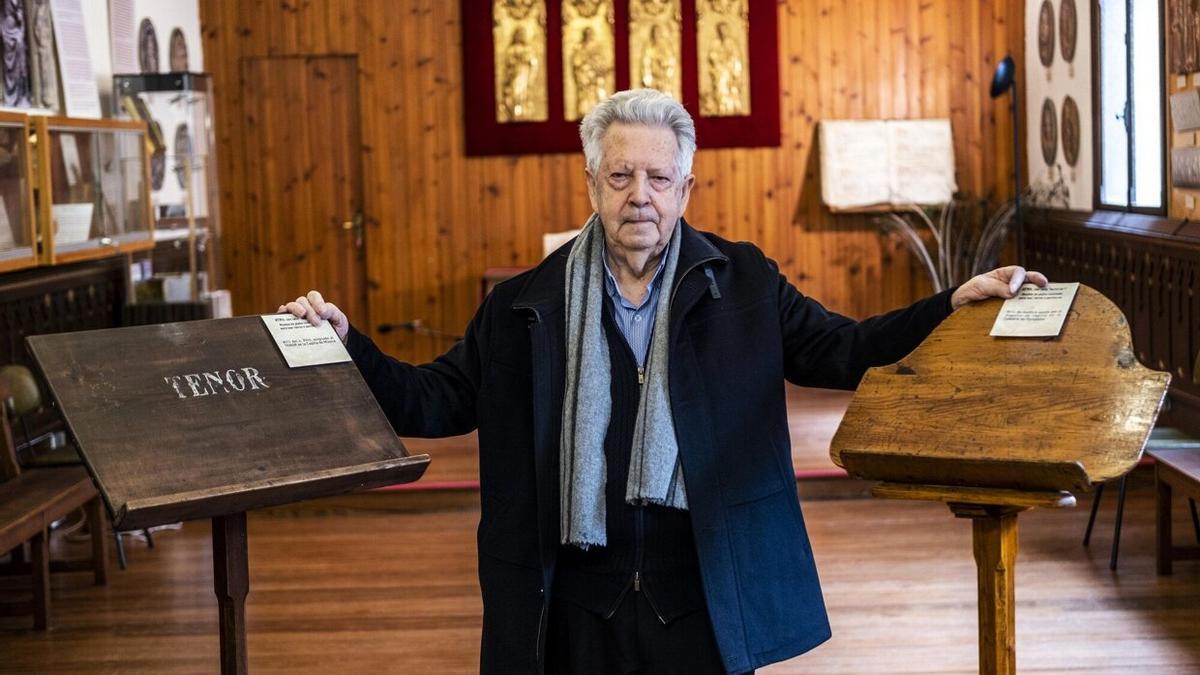 Aurelio Sagaseta retratado en la Capilla de Música de la Catedral de Pamplona, al frente de la cual ha estado 61 años.