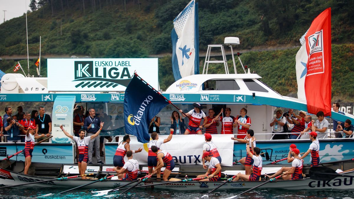 Ondarroa, con la bandera lograda en sus aguas.