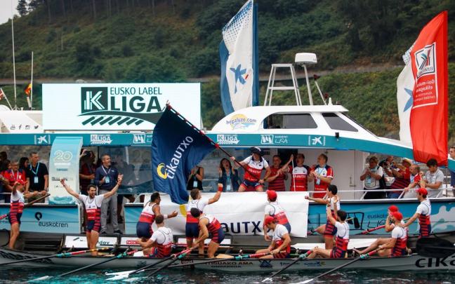 Ondarroa, con la bandera lograda en sus aguas.