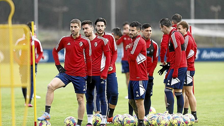 Los jugadores de Osasuna, durante la sesión a puerta cerrada en Tajonar.