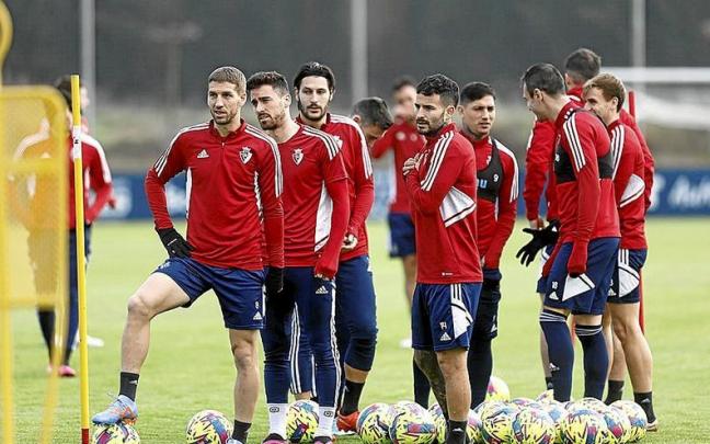 Los jugadores de Osasuna, durante la sesi&oacute;n a puerta cerrada en Tajonar.