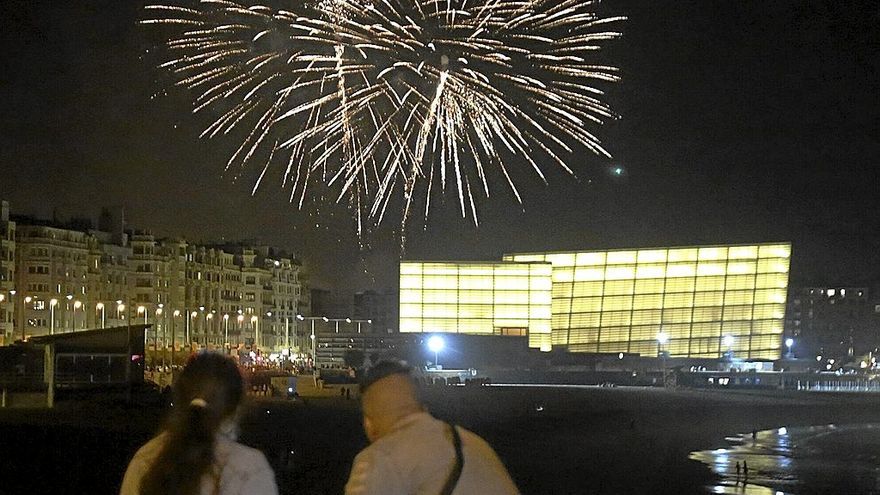 Incomparable la estampa de los fuegos sobre los cubos del Kursaal. | FOTO: GORKA ESTRADA