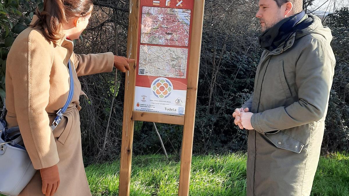 García y Toquero observan uno de los carteles de la senda ciclable