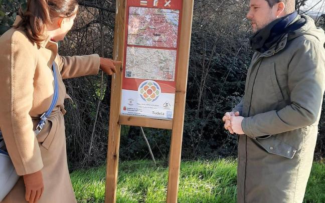 García y Toquero observan uno de los carteles de la senda ciclable García y Toquero observan uno de los carteles de la senda ciclable
