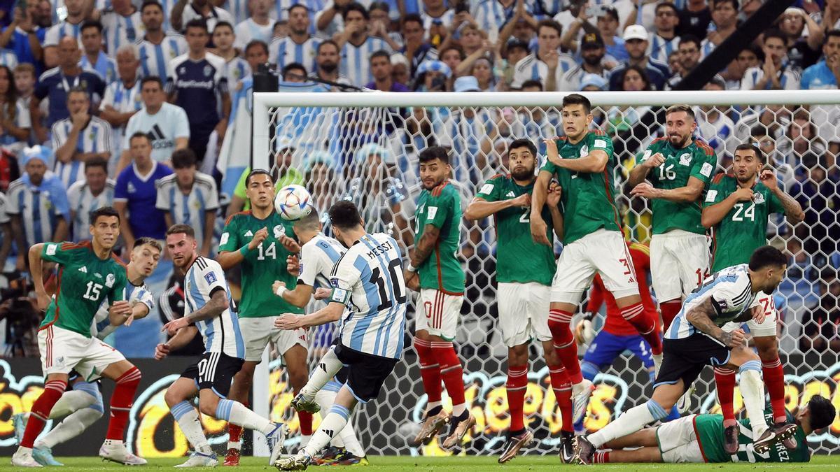 Messi lanzando una falta.
