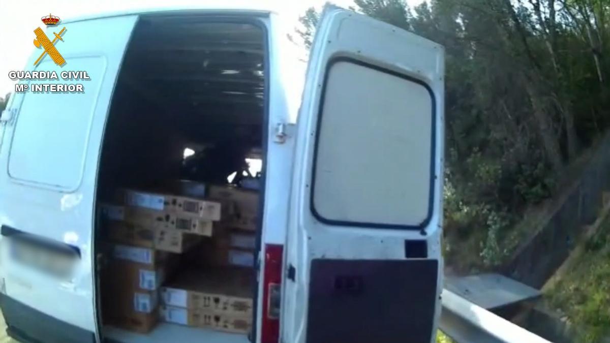 Imagen de una furgoneta con mercancía robada
