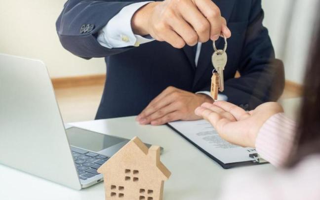 Entrega de llaves tras firmar un contrato de alquiler.