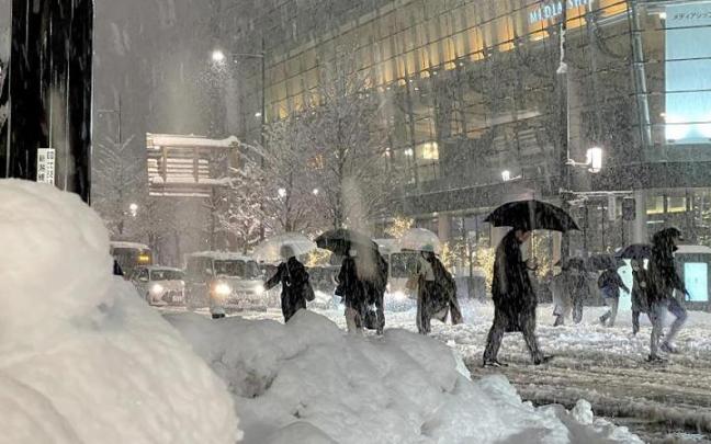 La nieve lleva cayendo en el noroeste de Japón dos semanas. La nieve lleva cayendo en el noroeste de Japón dos semanas.