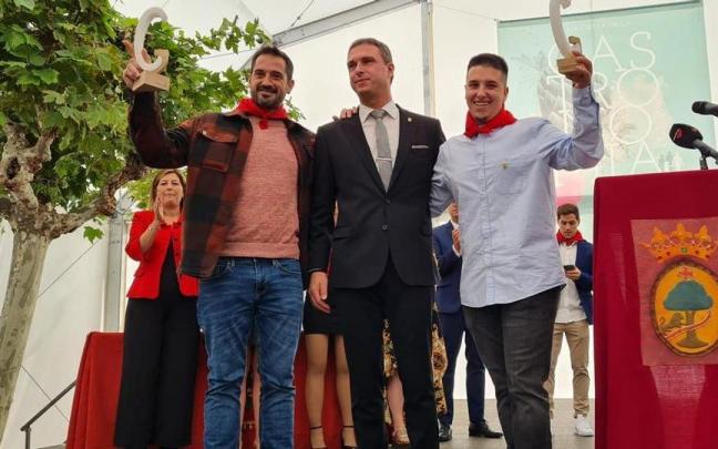 Joseba Argui&ntilde;ano y Aaron Ortiz, con los galardones