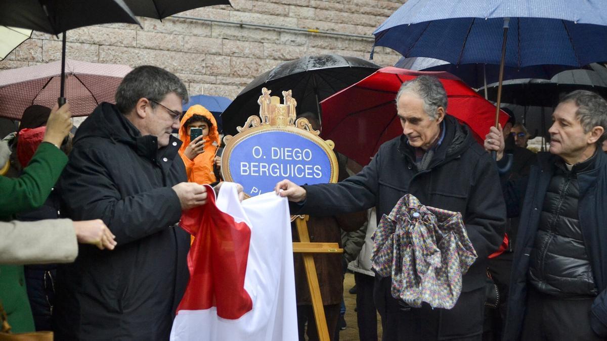 El alcalde de Bilbao descubre la placa de Don Diego Berguices junto a su sobrino y el obispo Joseba Segura