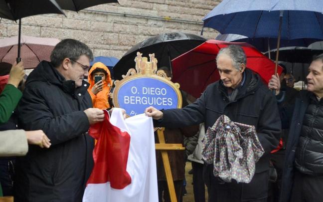 El alcalde de Bilbao descubre la placa de Don Diego Berguices junto a su sobrino y el obispo Joseba Segura El alcalde de Bilbao descubre la placa de Don Diego Berguices junto a su sobrino y el obispo Joseba Segura
