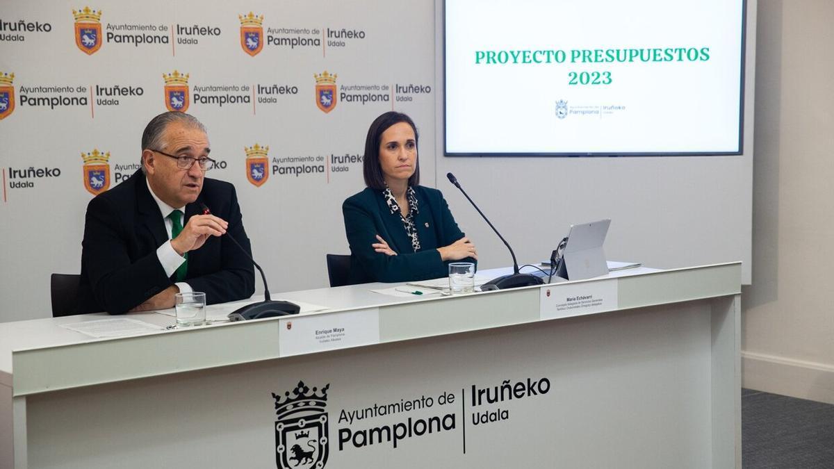 El alcalde Maya y la concejala de Servicios Generales, María Echávarri, en la presentación del proyecto de presupuestos para 2023.