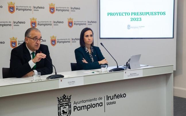El alcalde Maya y la concejala de Servicios Generales, Mar&iacute;a Ech&aacute;varri, en la presentaci&oacute;n del proyecto de presupuestos para 2023.