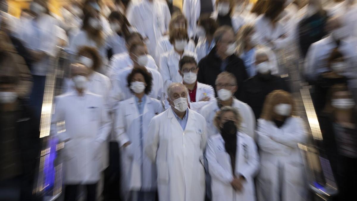 El neurólogo Adolfo López de Munain (c), se ha concentrado este viernes junto a otros jefes de servicio y médicos del Hospital Donostia en la escalinata de este centro para protestar por las destituciones de las principales gestoras d