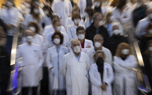 El neur&oacute;logo Adolfo L&oacute;pez de Munain (c), se ha concentrado este viernes junto a otros jefes de servicio y m&eacute;dicos del Hospital Donostia en la escalinata de este centro para protestar por las destituciones de las principales gestoras d