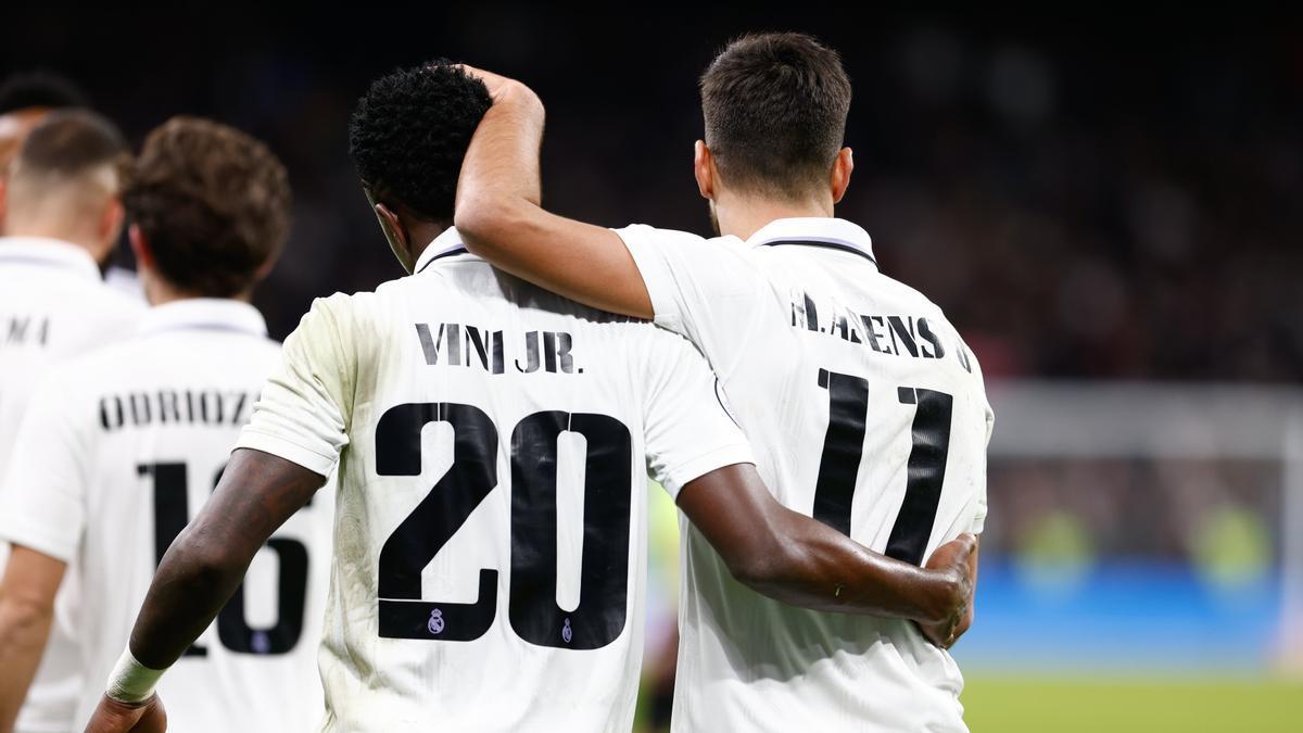 Asensio felicita a Vinicius por su gol.