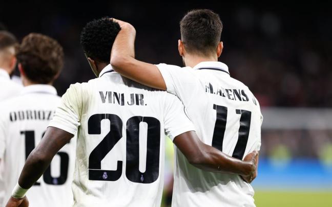 Asensio felicita a Vinicius por su gol.