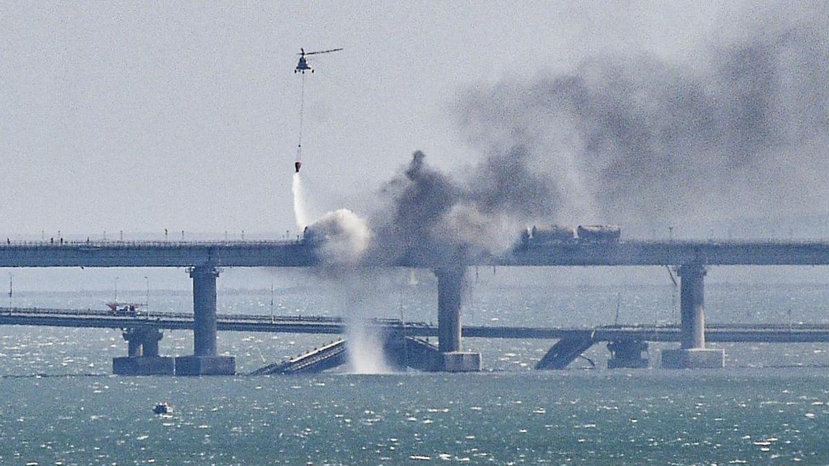 Los servicios de emergencia trabajan en el puente que une Rusia con Crimea tras la explosión el pasado sábado.