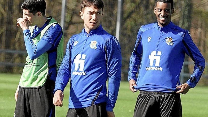 Martín Zubimendi, con Carlos Fernández e Isak en Zubieta.