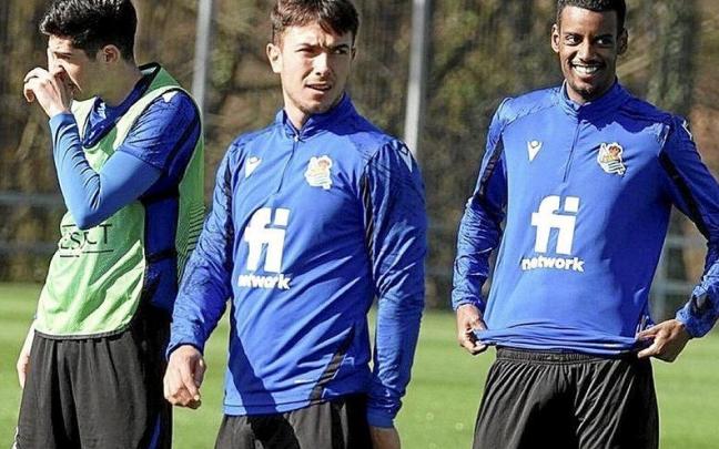 Martín Zubimendi, con Carlos Fernández e Isak en Zubieta.