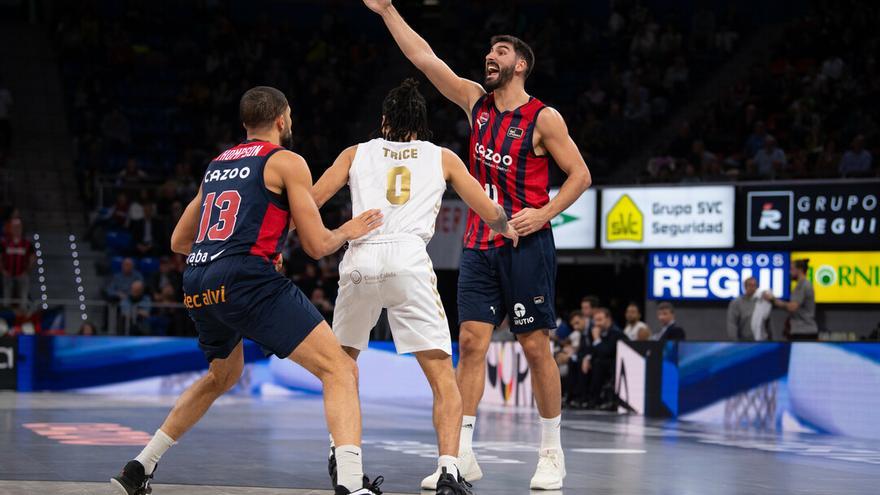 Dani Díez es defendido por Trice, durante el partido entre el Cazoo Baskonia y el UCAM Murcia