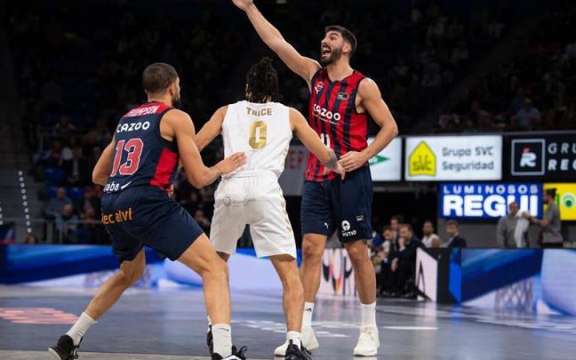 Dani Díez es defendido por Trice, durante el partido entre el Cazoo Baskonia y el UCAM Murcia
