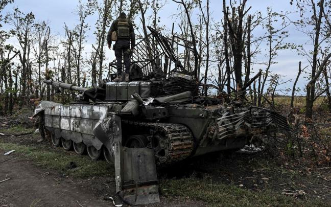 Un tanque ruso abandonado a las afueras de Izyum, en la región de Járkov. Un tanque ruso abandonado a las afueras de Izyum, en la región de Járkov.