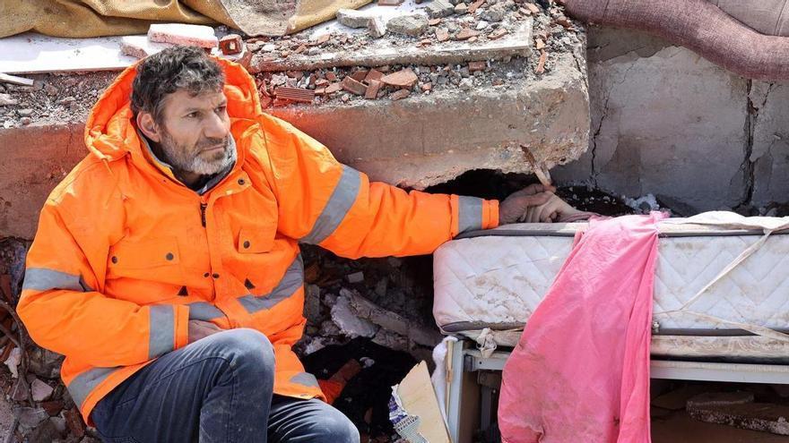 Turquía despliega 28.000 efectivos para reforzar seguridad en zonas afectadas por el terremoto