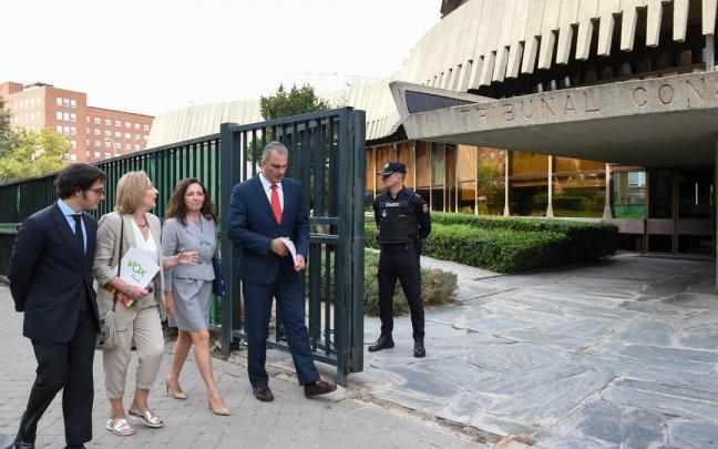 Representantes de Vox, encabezados por Ortega-Smith, se dirigen a interponer un recurso en el Tribunal Constitucional Representantes de Vox, encabezados por Ortega-Smith, se dirigen a interponer un recurso en el Tribunal Constitucional