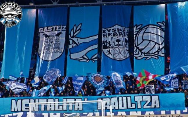 Iraultza despliega una pancarta de apoyo al Alavés en un partido.