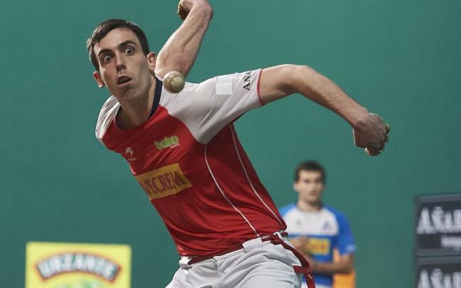 Iker Elizegi durante la final del Campeonato de Parejas de Promoción. Iker Elizegi durante la final del Campeonato de Parejas de Promoción.