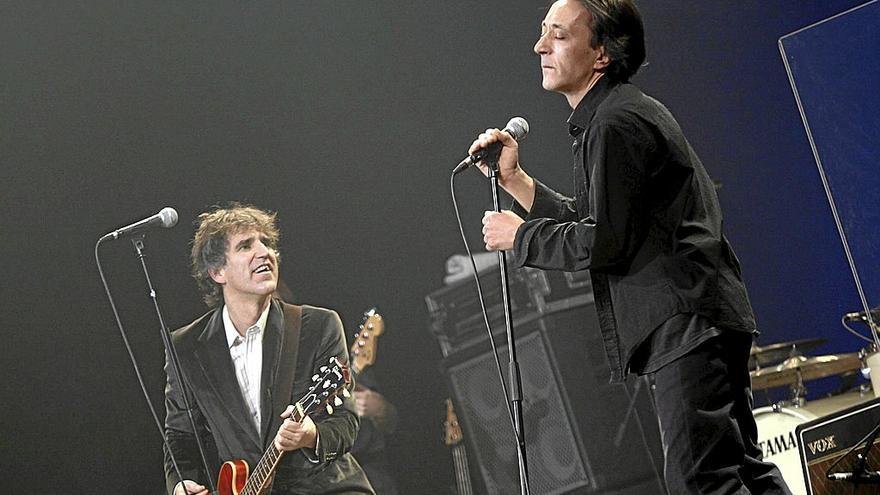 Rafa Berrio y Mikel Erentxun, juntos en el escenario, en una foto de archivo. | FOTO: LA F&Aacute;BRICA DE LOS HUESOS