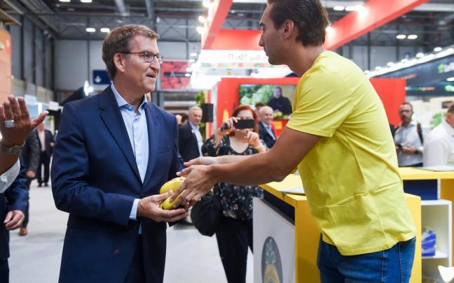Feijóo sujeta unos plátanos tras su visita a la Feria Internacional de Frutas y Verduras, Fruit Attraction 2023, en la Feria de Madrid.