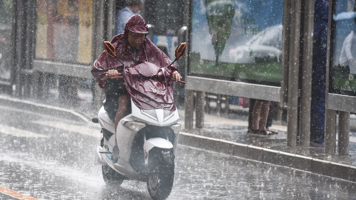 Una persona conduce bajo la lluvia en China.