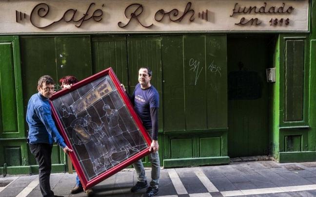 Dos empleados del Café Roch trasladan un cuadro del local, tras recoger las últimas pertenencias antes de que se ejecutara el desahucio. Dos empleados del Café Roch trasladan un cuadro del local, tras recoger las últimas pertenencias antes de que se ejecutara el desahucio.