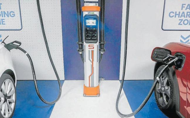 Dos coches eléctricos repostan energía en una feria de automoción en Madrid