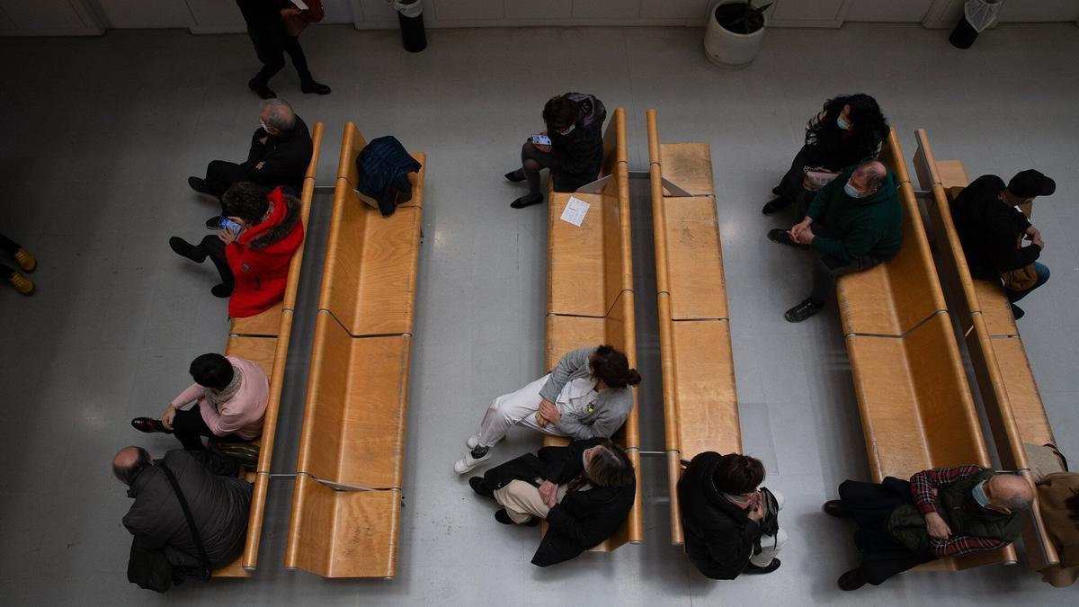 Pacientes en sala de espera en la primera jornada de la huelga del SMN el pasado 1 de febrero.