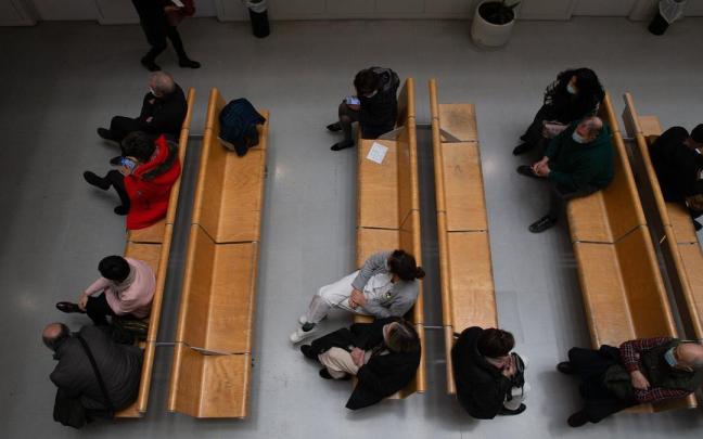 Pacientes en sala de espera en la primera jornada de la huelga del SMN el pasado 1 de febrero. Pacientes en sala de espera en la primera jornada de la huelga del SMN el pasado 1 de febrero.