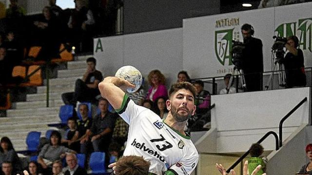 El lateral portugués Joao Pinto se eleva para tirar a portería. El lateral portugués Joao Pinto se eleva para tirar a portería.