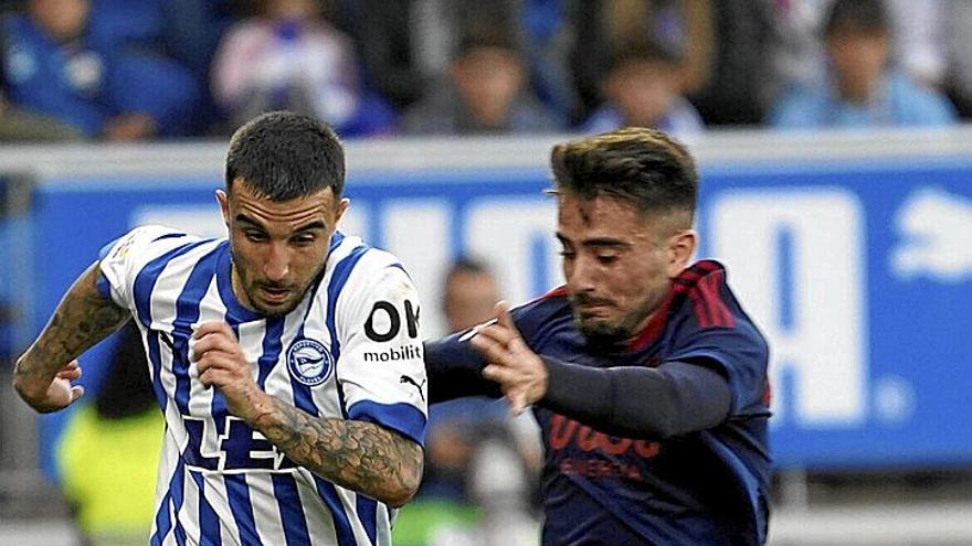 Rober González disputa un balón durante el Alavés-Albacete de este miércoles. | FOTO: ALEX LARRETXI