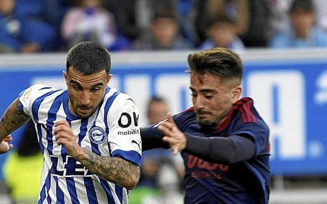 Rober González disputa un balón durante el Alavés-Albacete de este miércoles. | FOTO: ALEX LARRETXI