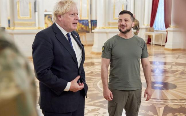 Boris Johnson junto a Zelenski. Boris Johnson junto a Zelenski.