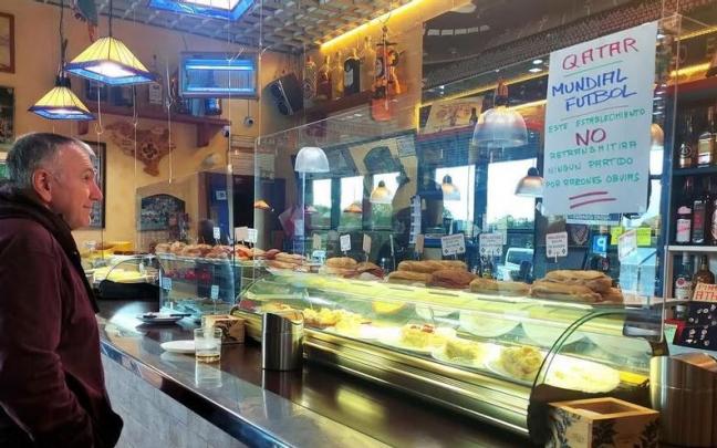 En la barra, uno de los carteles que advierten de que no se ofrecerá el campeonato.